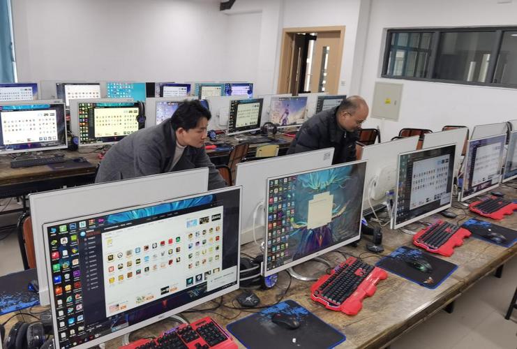 计算机教研室开展机房设备维护活动